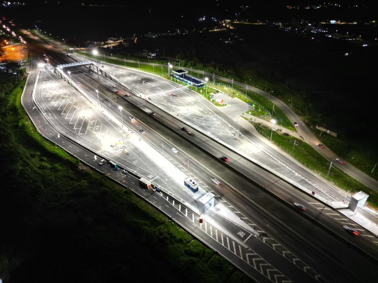 A estrutura foi construída no km 220 da rodovia, na cidade de Palhoça, sob gestão da concessionária Arteris Litoral Sul. 