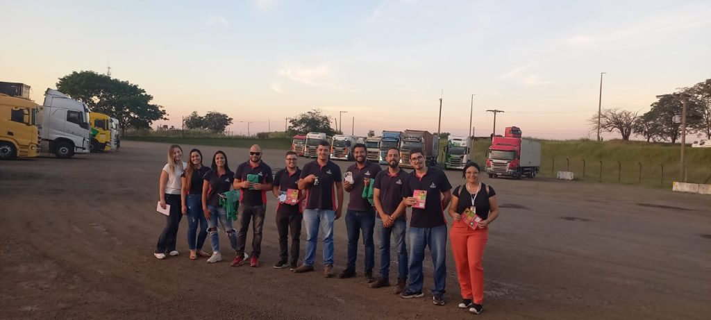 Os caminhoneiros foram orientados quanto ao descarte correto do lixo e puderam conhecer a Campanha Lacre Solidário.