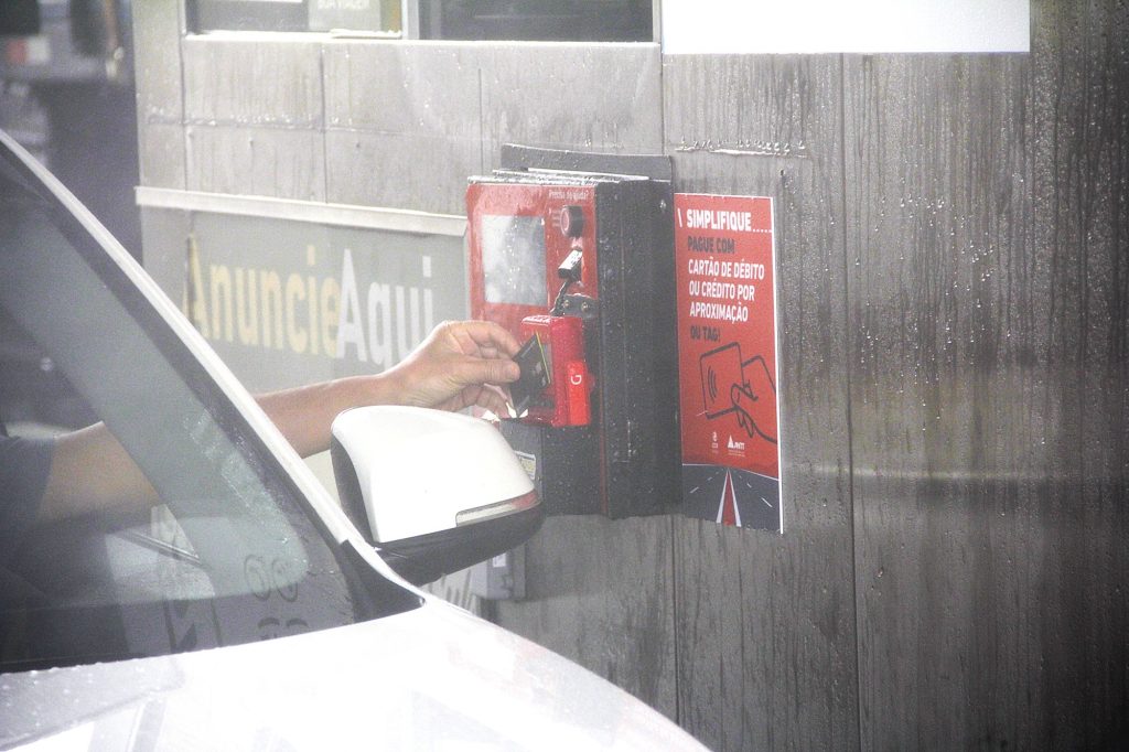 A modalidade de ATM permite ao motorista realizar a operação de maneira mais rápida em comparação ao pagamento tradicional.