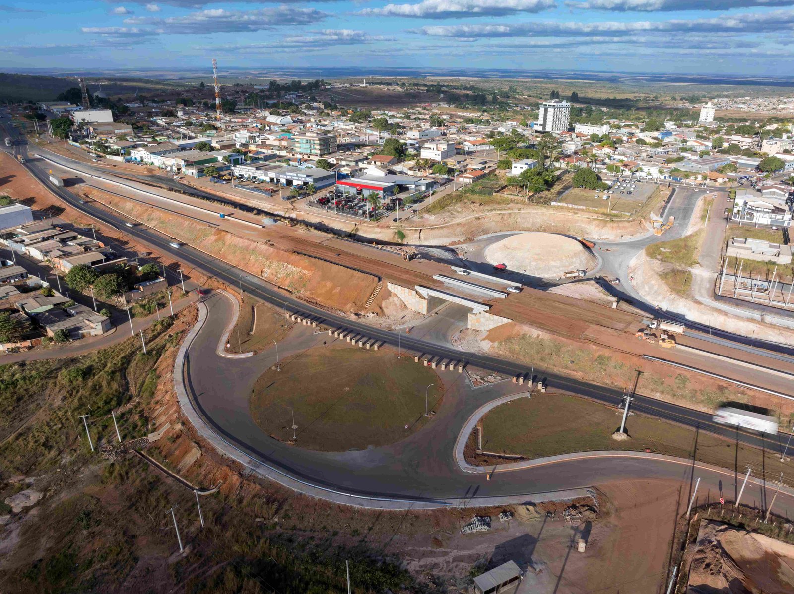 A obra inclui a instalação de três novas passarelas para pedestres além de 5,6 quilômetros de defensas metálicas e outras melhorias.