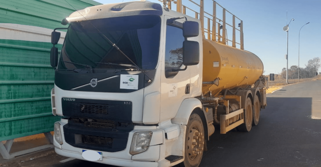 O caminhão-pipa tem capacidade de transportar até 19 mil litros de água e ficará alocado na base entre os municípios de Uberaba e Uberlândia.